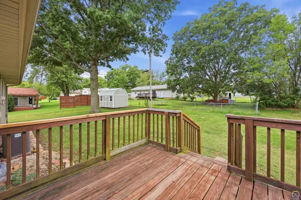 615 Sunset LN, Overbrook, KS 66524