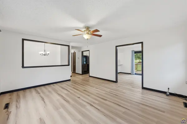 615 Sunset LN, Overbrook, KS 66524