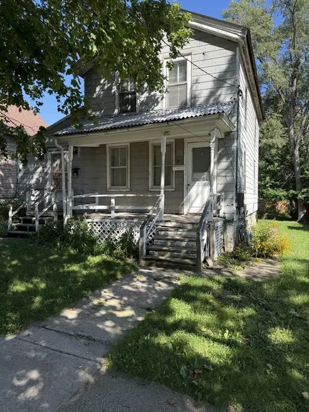 220 1st ST, Woodstock, IL 60098