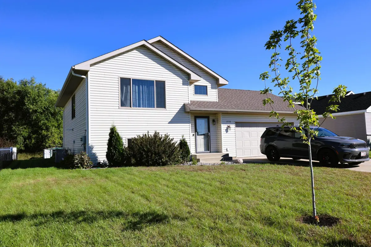 1733 Maple Leaf LN, Litchfield, MN 55355