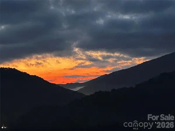 33 Flint LN, Maggie Valley, NC 28751