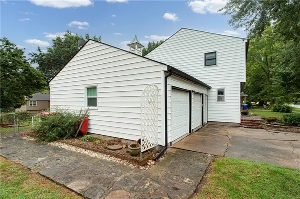 113 Claremont ST, Lee's Summit, MO 64063
