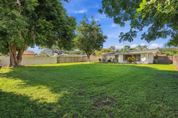 3030 COURTLAND ST, Sarasota, FL 34237