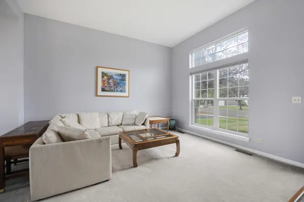 677 Linden DR, Carol Stream, IL 60188