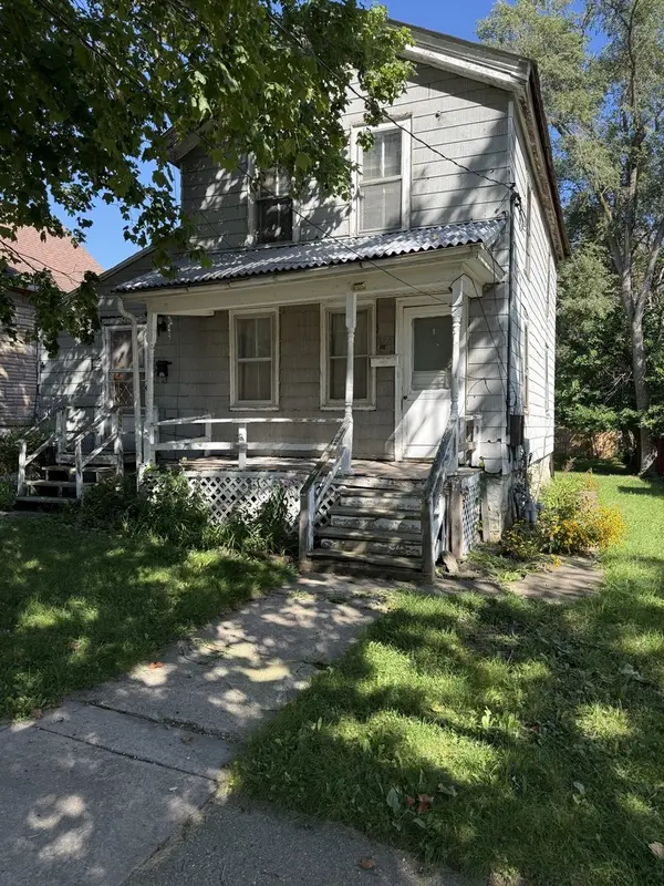 220 1st ST, Woodstock, IL 60098