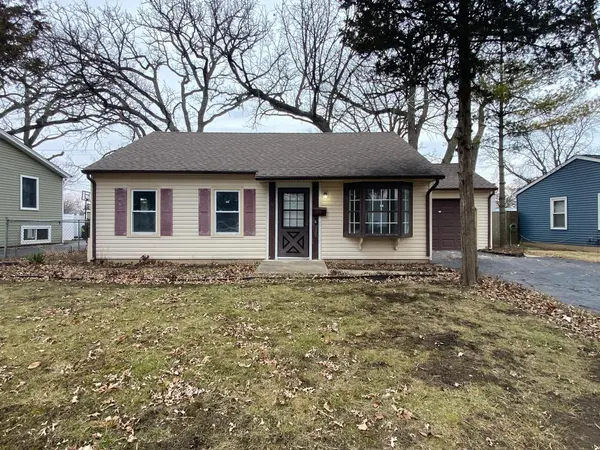 4 E Pine ST, Streamwood, IL 60107
