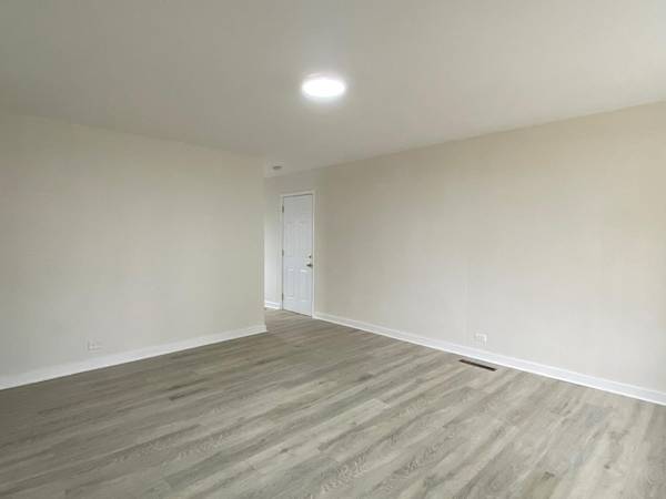 4 E Pine ST, Streamwood, IL 60107