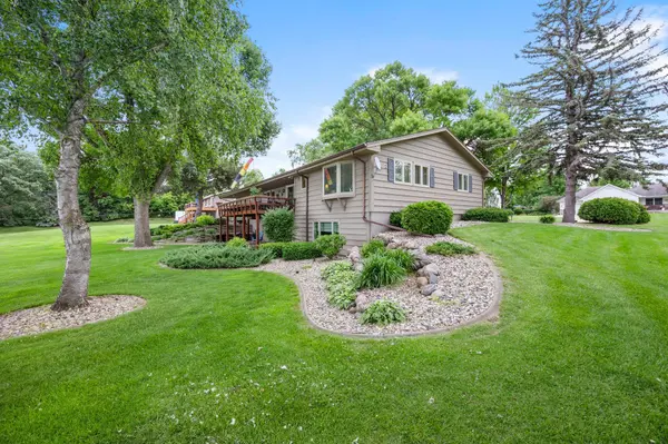 830 Lakewood DR SW, Hutchinson, MN 55350
