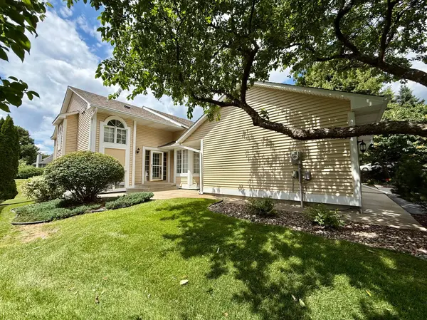 808 Winterberry DR, Woodbury, MN 55125