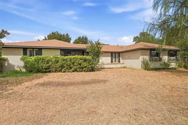 525 Lakeside DR, Altus, OK 73521