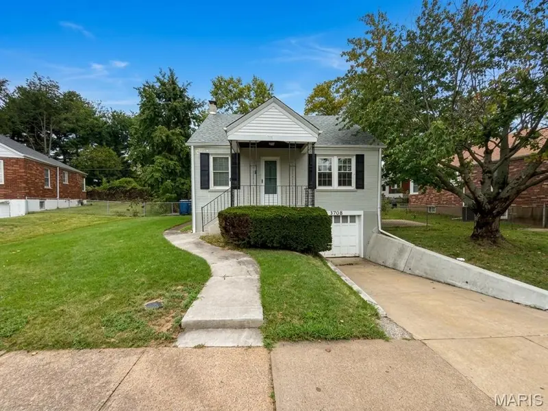 3708 Killarney CT, St Louis, MO 63114