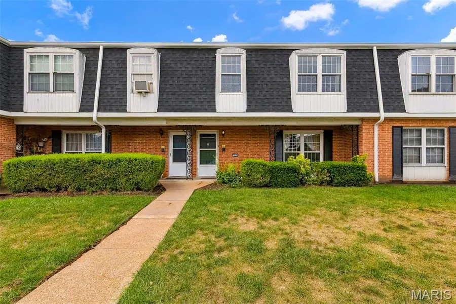 1726 Mayenne CT, St Louis, MO 63125