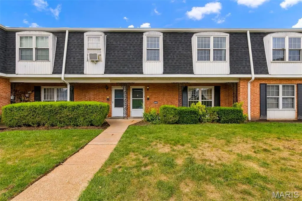 1726 Mayenne CT, St Louis, MO 63125