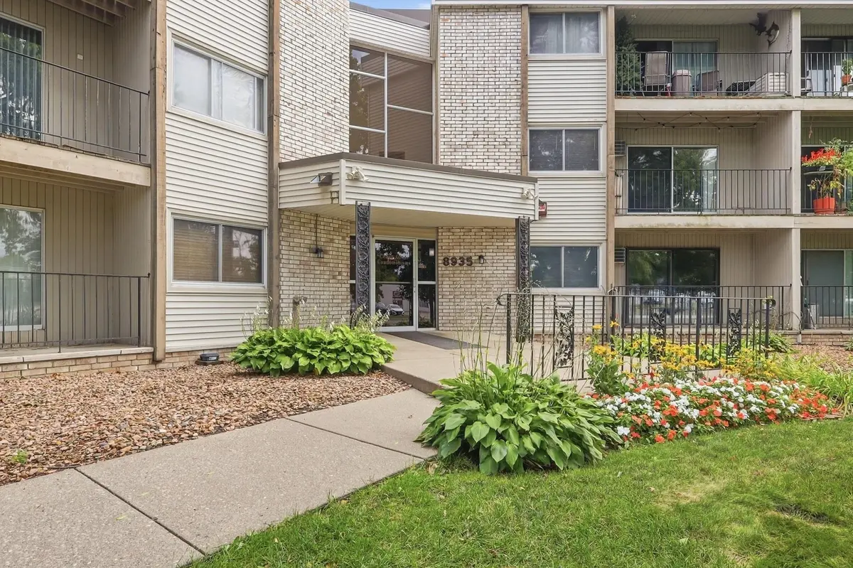 8935 Old Cedar AVE S #214, Bloomington, MN 55425
