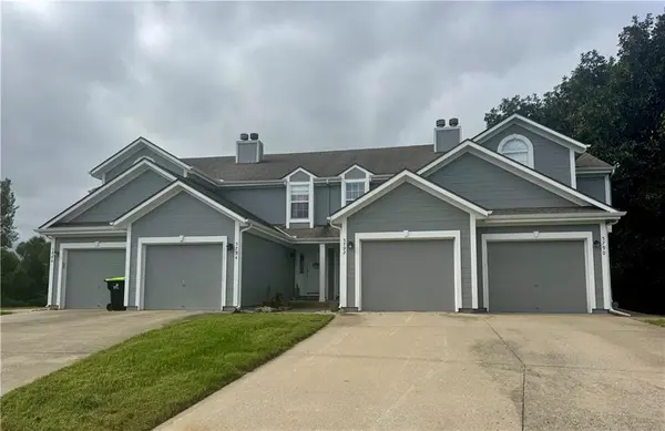 5792 NW Plantation CIR, Lee's Summit, MO 64064