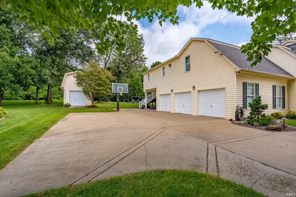 7388 Bosma DR, Newburgh, IN 47630