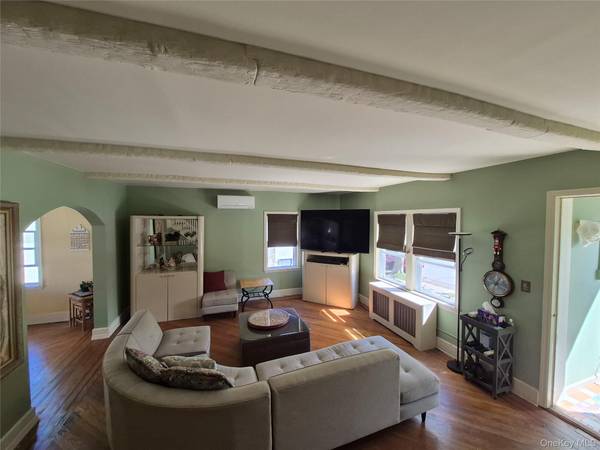 327 E Pine ST, Long Beach, NY 11561