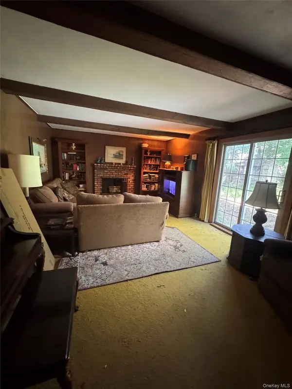 6 Bay Path CT, Huntington, NY 11743