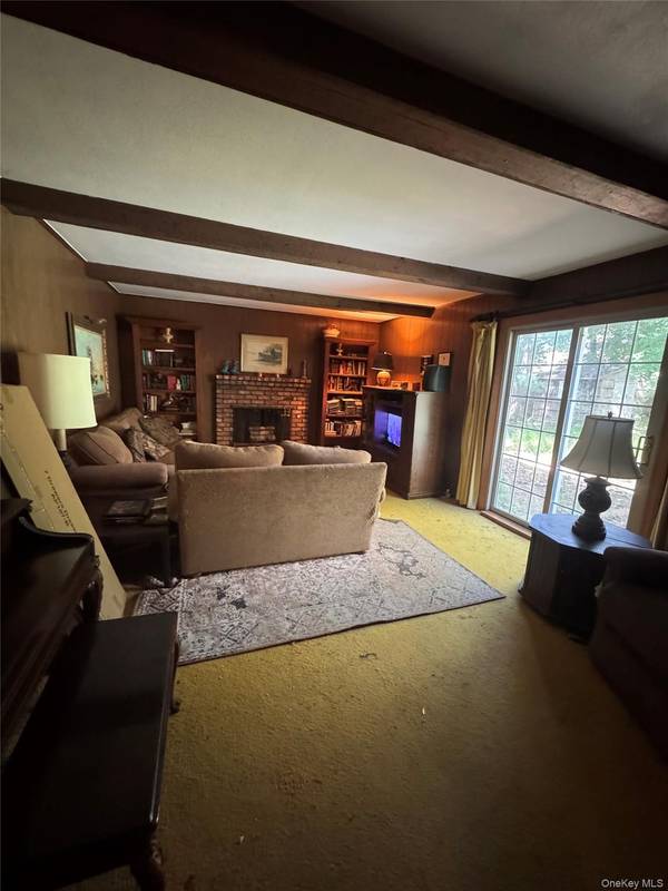 6 Bay Path CT, Huntington, NY 11743