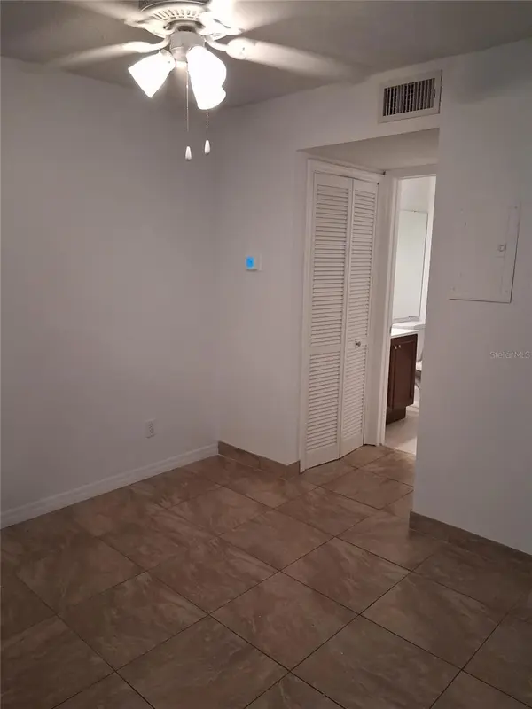 15301 W POND WOODS DR #303, Tampa, FL 33618