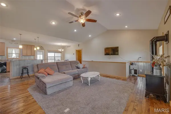 1042 Meadowbrook CT, Farmington, MO 63640