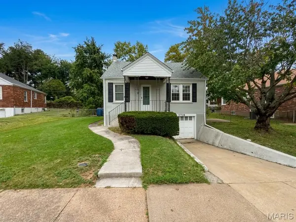 3708 Killarney CT, St Louis, MO 63114
