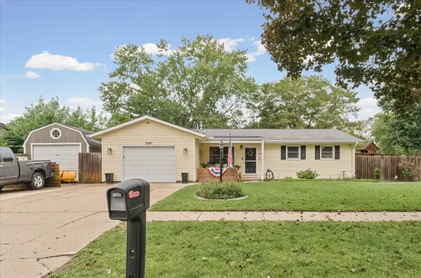 2201 Clover LN, Champaign, IL 61821