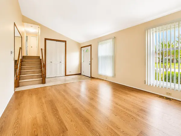 1329 Elm DR, Schaumburg, IL 60194