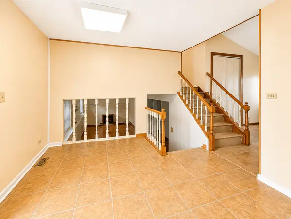 1329 Elm DR, Schaumburg, IL 60194
