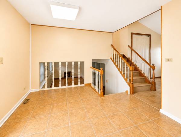 1329 Elm DR, Schaumburg, IL 60194