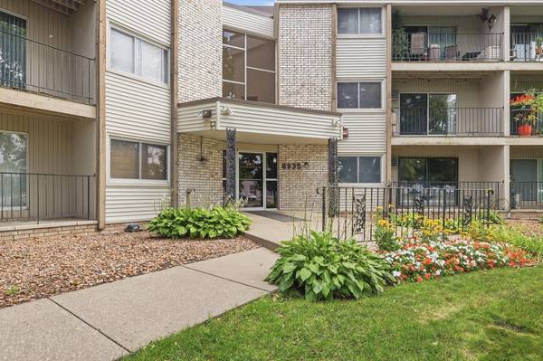 8935 Old Cedar AVE S #214, Bloomington, MN 55425
