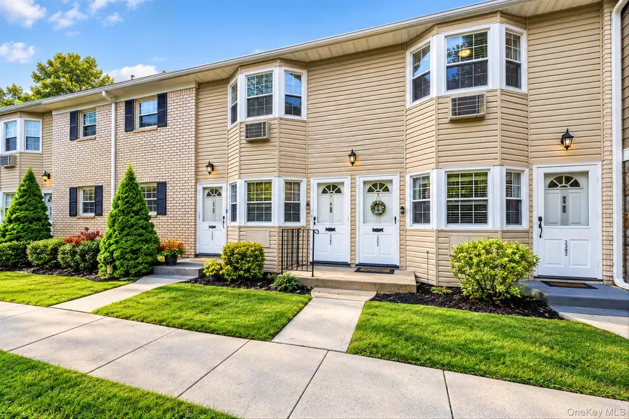 3221 Wilshire Lane #21E, Oakdale, NY 11769