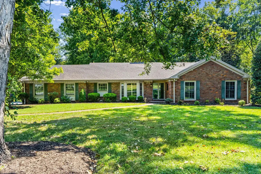 612 Deepwood Dr, Hopkinsville, KY 42240
