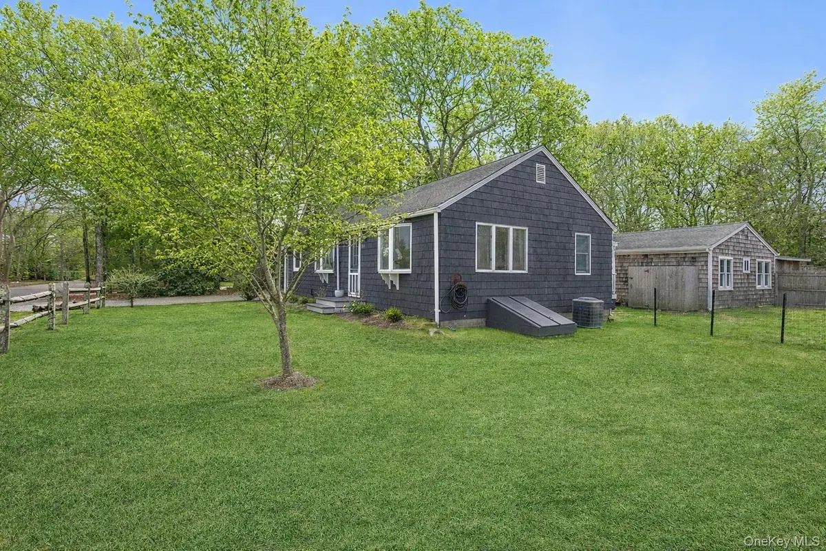 111 Oak LN, Amagansett, NY 11930
