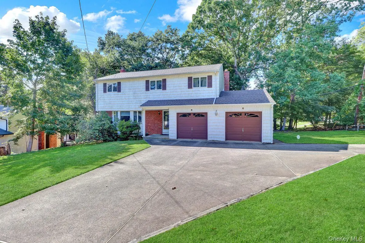 14 Morewood DR, Smithtown, NY 11787