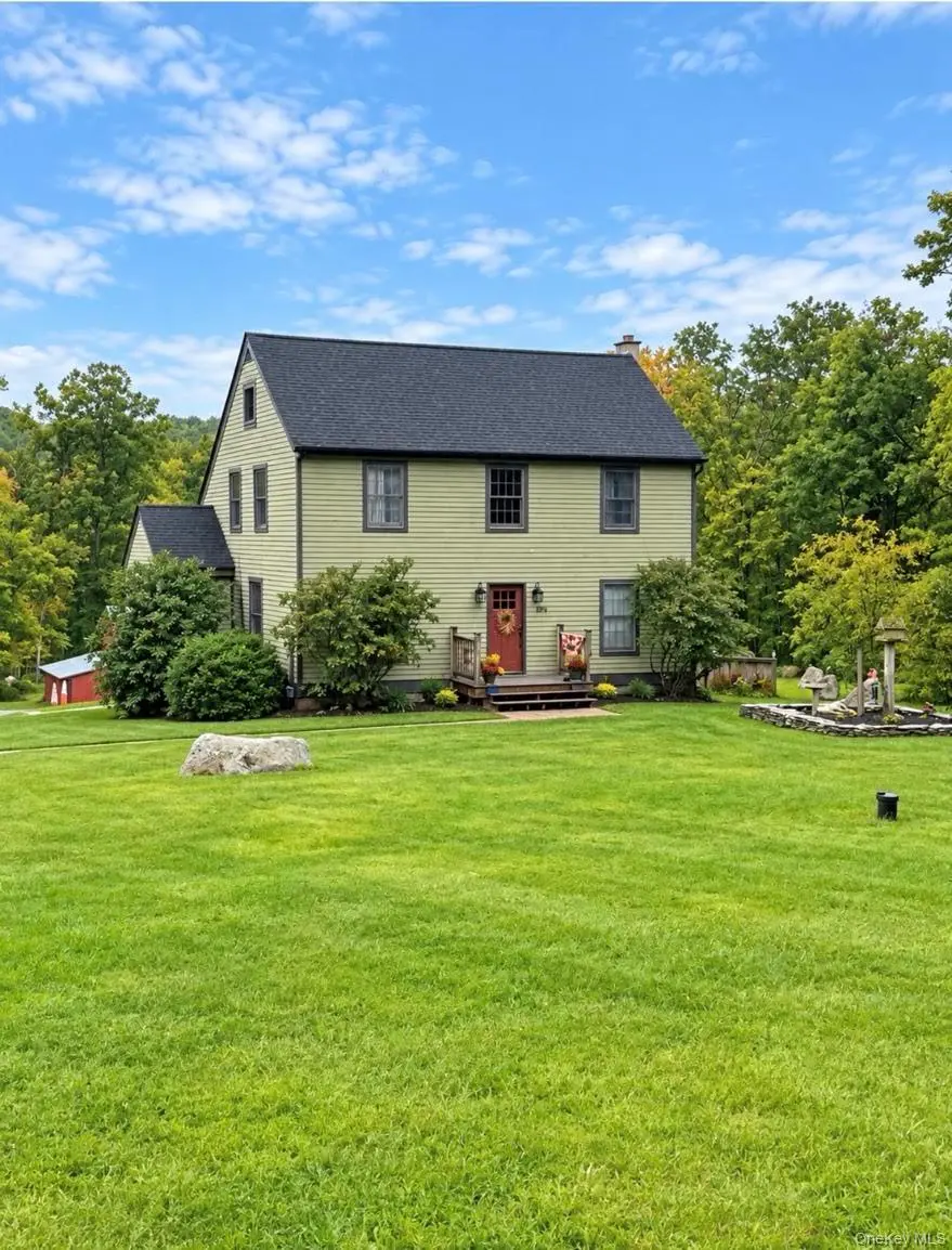 408 Oregon TRL, Pine Bush, NY 12566