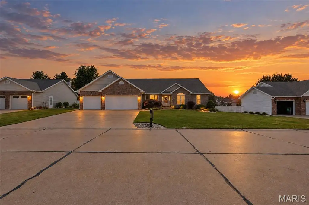 1805 Summerfield LN, Godfrey, IL 62035