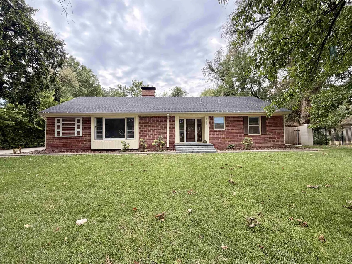 211 Hyde Park Dr, Hutchinson, KS 67502