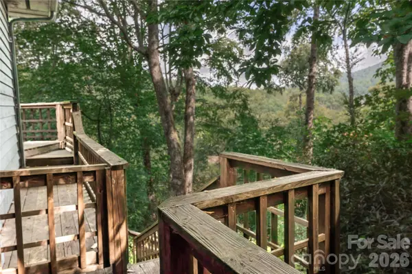997 Winterstar LOOP, Burnsville, NC 28714