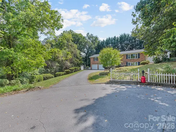11 Crestwood LN, Candler, NC 28715