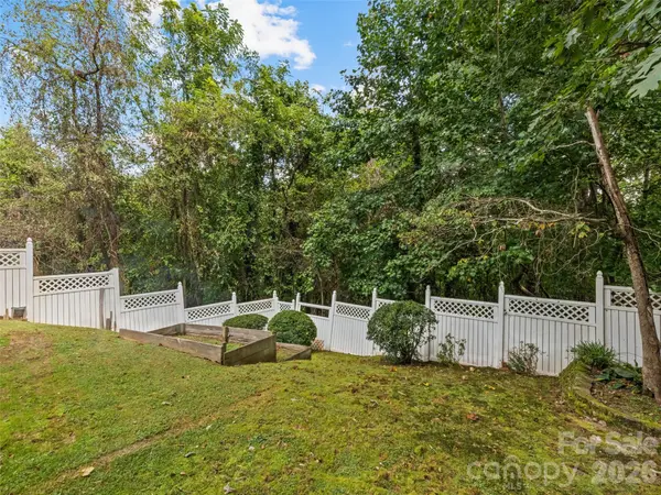 11 Crestwood LN, Candler, NC 28715