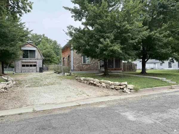 227 Blunt ST, Clay Center, KS 67432