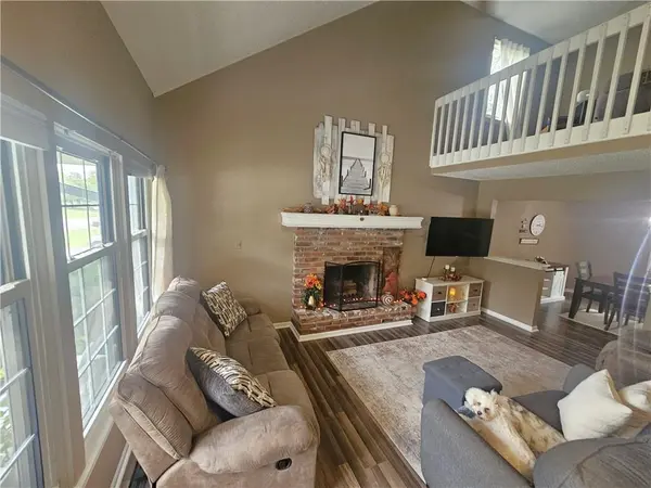 201 W Foxwood DR, Raymore, MO 64083