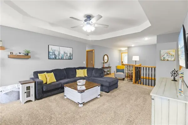 1715 Overbrook LN, Raymore, MO 64083