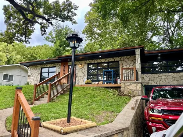 980 NW South Shore DR, Lake Waukomis, MO 64151