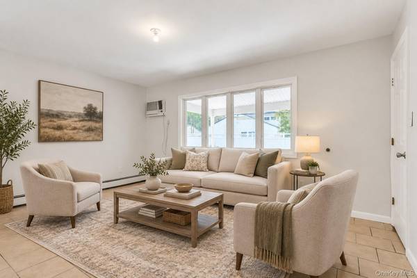 36 Atlas LN, Hicksville, NY 11801
