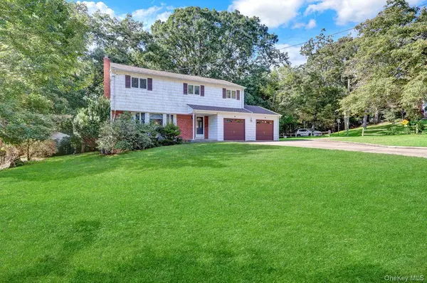 14 Morewood DR, Smithtown, NY 11787