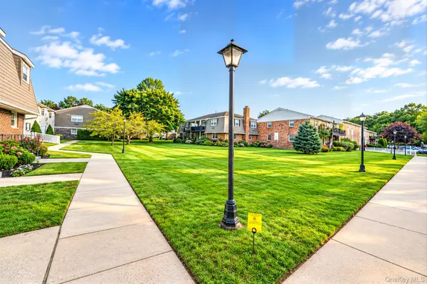 3221 Wilshire Lane #21E, Oakdale, NY 11769