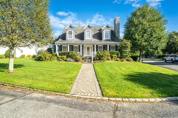 29 Golden Spruce DR, Calverton, NY 11933