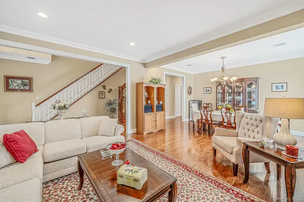 29 Golden Spruce DR, Calverton, NY 11933